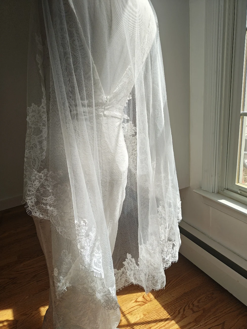 Elegant Mantilla Lace Edge Bridal Veil -  Creamy White - Picture 2 of 11